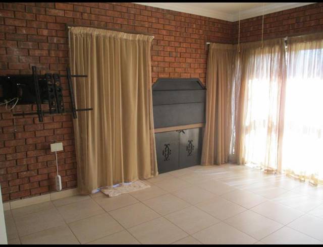 3 BEDROOM TOWNHOUSE FOR SALE IN DAN PIENAAR
